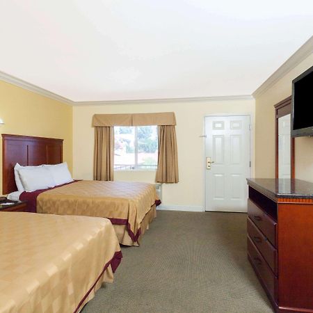 Travelodge By Wyndham Brea Eksteriør bilde