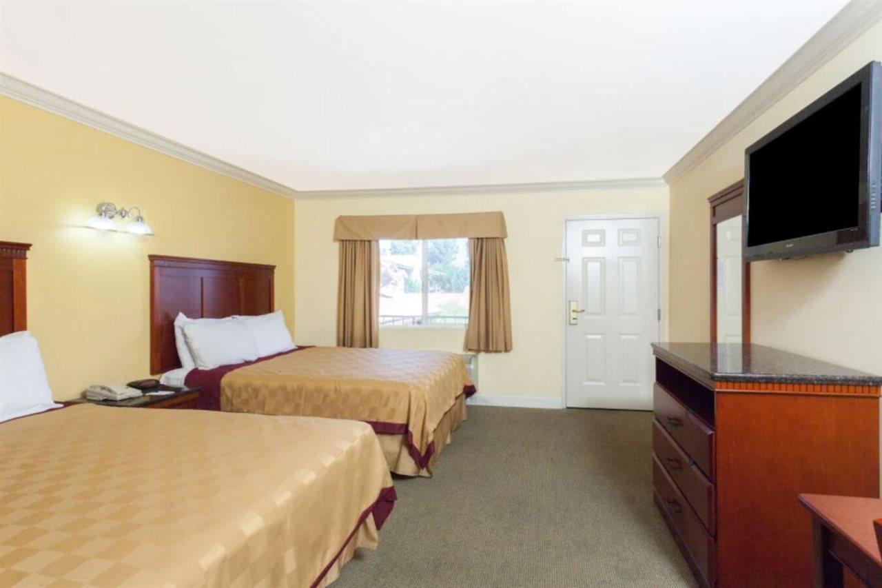 Travelodge By Wyndham Brea Eksteriør bilde