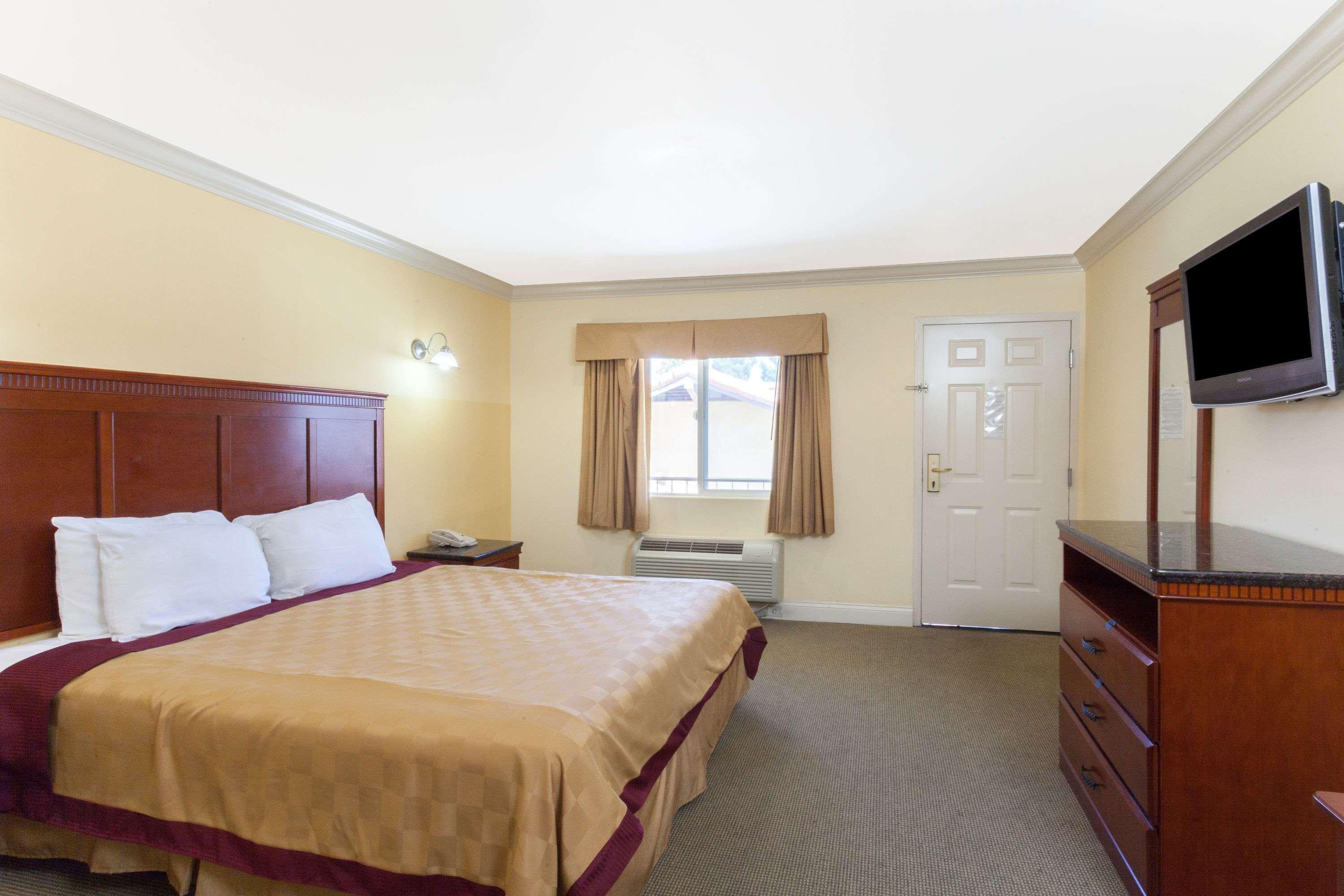 Travelodge By Wyndham Brea Eksteriør bilde